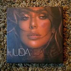 Huda Beauty 3 demensional highlighter palette melted cream and powder